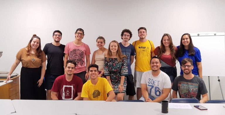 Equipe do ProEstudo, sendo 2 estagiários e 2 bolsistas, e 9 membros da ENGAJ – Engenharia Ambiental Júnior em uma apresentação de oficina